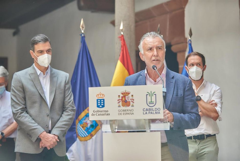 El presidente de Canarias, Ángel Víctor Torres (centro); el presidente del Gobierno, Pedro Sánchez (i) y el presidente del Cabildo de La Palma, Mariano Hernández Zapata (d), durante una rueda de prensa en La Palma