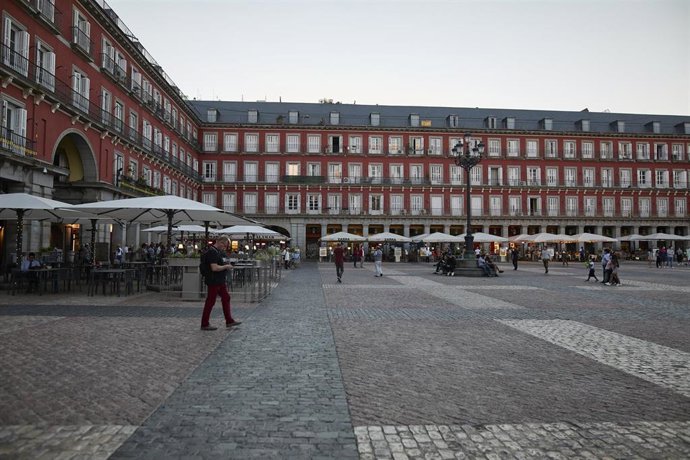 Archivo - Varias personas en una terraza del centro de Madrid 
