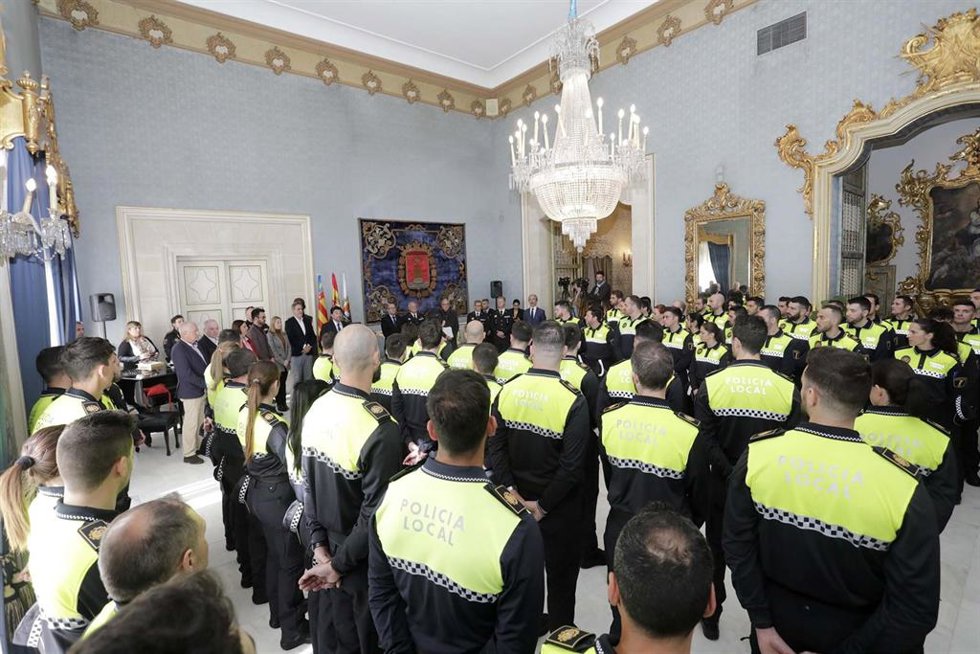 Archivo - El alcalde de Alicante, Luis Barcala, junto con la vicealcaldesa M? Carmen S?nchez, y el concejal de Seguridad, Jos? Ram?n Gonz?lez,  acuden el acto de Toma de Posesi?n de los nuevos polic?as locales. Sal?n Azul