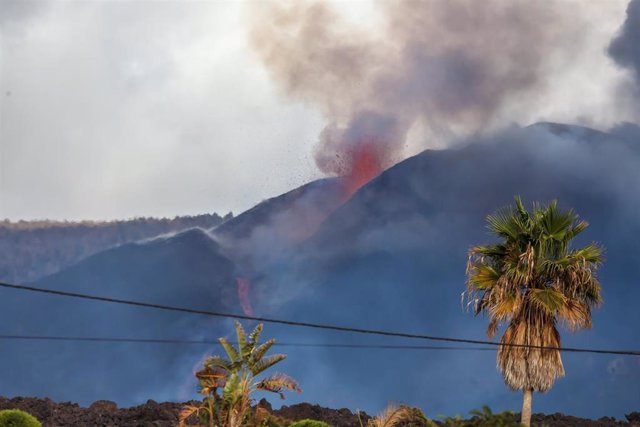Vista del volcán de Cumbre Vieja desde Puerto Naos, a 27 de octubre de 2021, en Puerto Naos, La Palma, Santa Cruz de Tenerife, Canarias, (España).  La emisión de lava que se viene produciendo a raíz de la última reconfiguración de la morfología del cono v