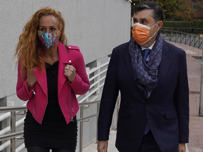 Rocío Carrasco y su abogado, Javier Vasallo, a su llegada a los juzgados de Alcobendas