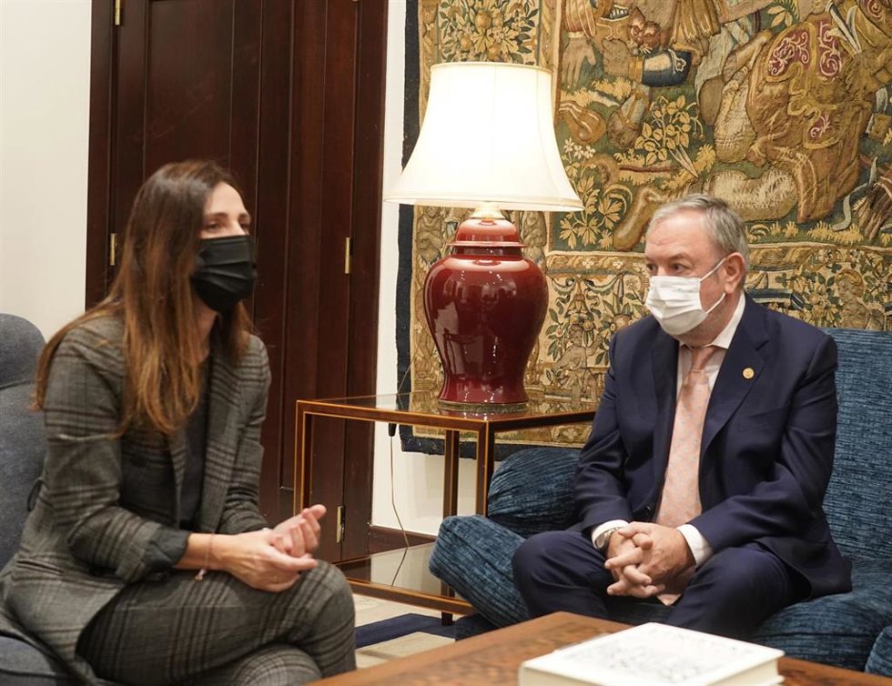 Archivo - El consejero vasco de Economía y Hacienda, Pedro A>zpiazu, entrega el proyecto de Presupuestosde Euskadi para 2022 a la presidenta de la Cámara Bakartxo Tejeria