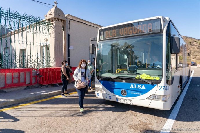 Autobus de la Línea 5 en el Cementerio de Los Remedios