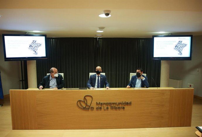 El director del servicio de Gestión y Cooperación Económica, Javier Cía; el consejero Bernardo Ciriza, y el director general de Administración Local y Despoblación, Jesús M Rodríguez.