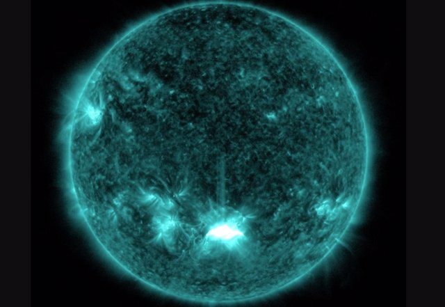 En el centro de la parte inferior se aprecia la llamarada solar del 28 de octubre