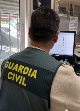 Un agente de la Guardia Civil, durante la operación