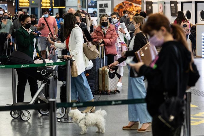 Varias personas en las instalaciones de la estación de Atocha tras desconvocarse la huelga de Renfe, a 8 de octubre de 2021, en Madrid, (España). 