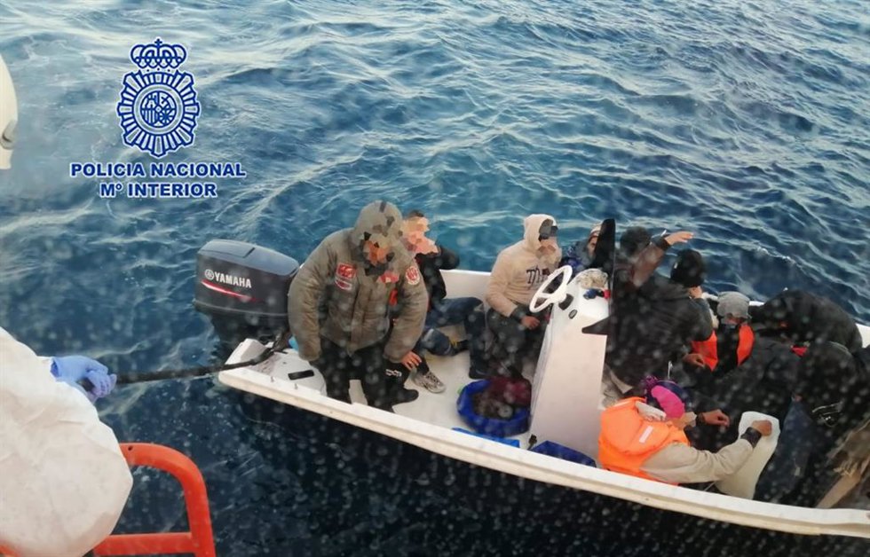 Imagen de una patera interceptada