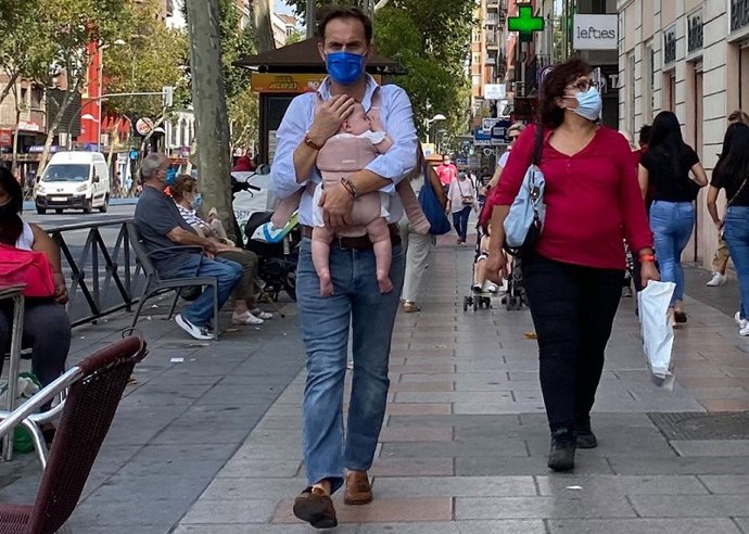 Imagen de archivo de un hombre de paseo con un bebé