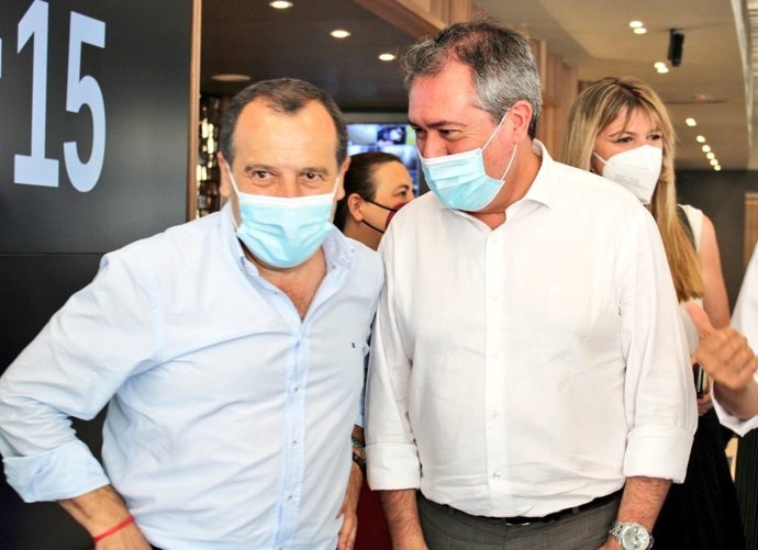 El secretario general del PSOE de Málaga, José Luis Ruiz Espejo (i), y el secretario general del PSOE-A, Juan Espadas (d), en una foto de archivo.