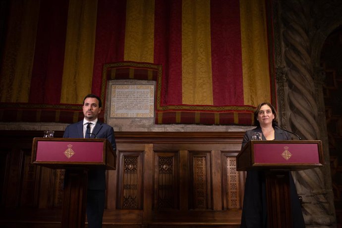 Arxiu - El ministre de Consum, Alberto Garzón, i l'alcaldessa de Barcelona, Ada Colau 
