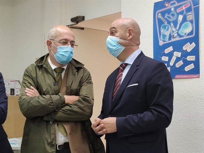 Igea junto al gerente del Ecyl en Salamanca, Juan Carlos Sánchez.