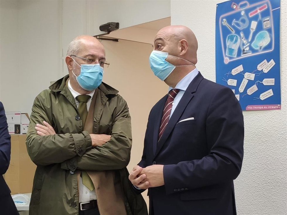 Igea junto al gerente del Ecyl en Salamanca, Juan Carlos Sánchez.