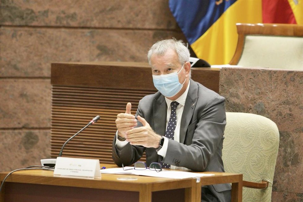 Archivo - El consejero de Obras Públicas, Transportes y Vivienda del Gobierno de Canarias, Sebastián Franquis