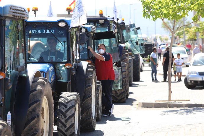 Archivo - Un hombre subido a su tractor en una tractorada en defensa del trasvase Tajo-Segura, a 15 de mayo de 2021, en Murcia (España). Organizada por el Círculo del Agua, regantes, empresarios y el sector agrario de la Región, de Almería y de Alicante