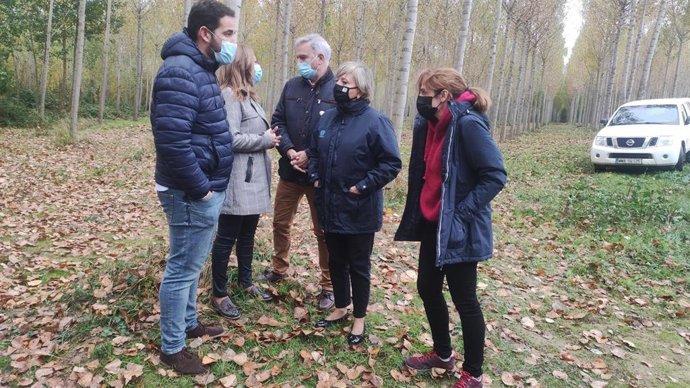 La delegada del Gobierno, Virginia Barcones, y la presidenta de la CHD, Cristina Danés, visitan una plantación de choperas en la desembocadura del río Carrión en la localidad palentina de Dueñas.