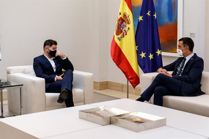 Archivo - El presidente del Gobierno, Pedro Sánchez (i) y el portavoz de Esquerra Republicana (ERC) en el Congreso, Gabriel Rufián, durante una reunión en el Palacio de la Moncloa. ARCHIVO.