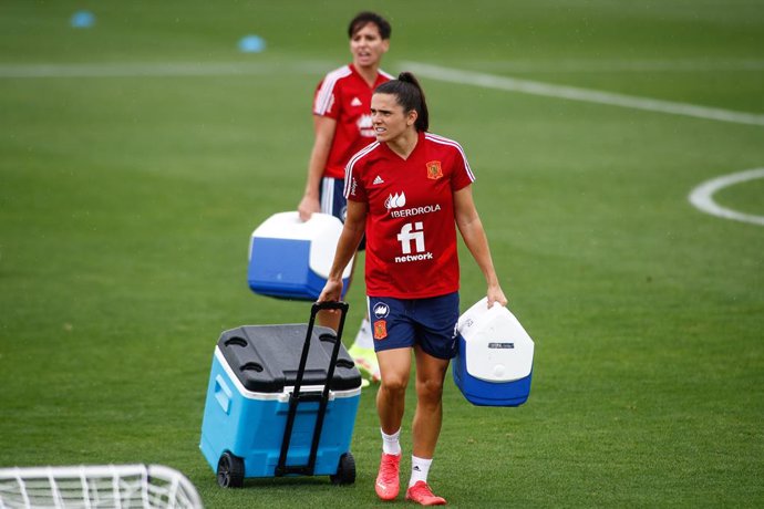 Archivo - Andrea Pereira carries a fridge during a training session of Spain Women Team celebrated at Ciudad Del Futbol on september 14, 2021, in Las Rozas, Madrid, Spain.