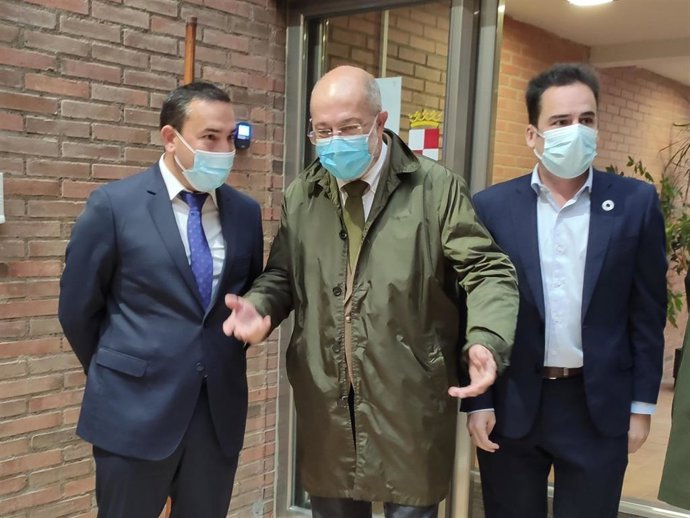 El vicepresidente y portavoz de la Junta, Francisco Igea, (centro) a su entrada a la sede del Ecyl en Salamanca.