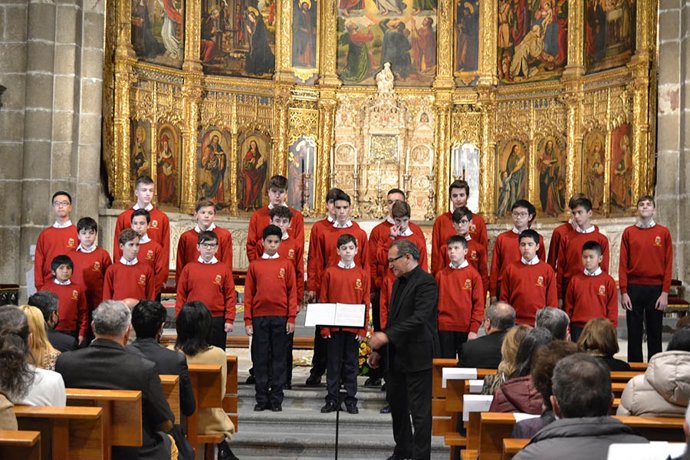 La Universidad Católica de Ávila ha celebrado sus bodas de plata con el Concierto de Música Sacra a cargo de la Escolanía del Real Monasterio de El Escorial en la Catedral de Ávila.