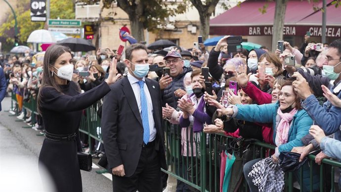 La Reina Letizia saluda a vecinos de Tudela antes de asistir este viernes a un acto organizado en el marco del festival de cine Ópera Prima.