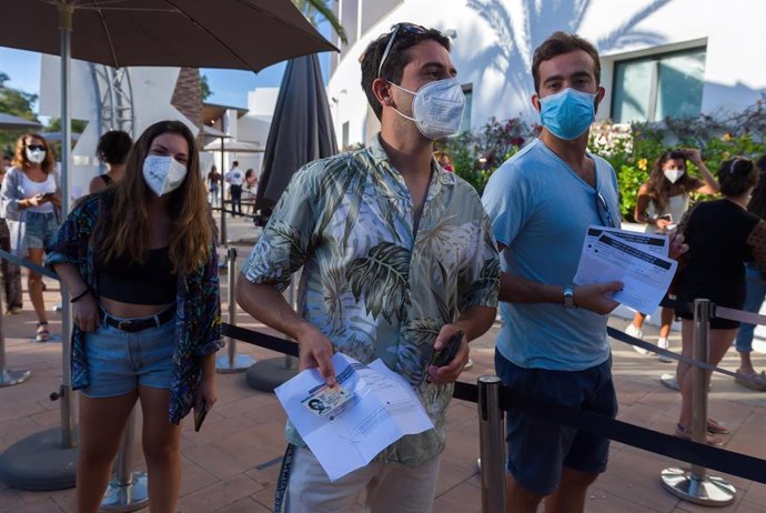 Archivo - Cola de entrada a la prueba piloto del ocio nocturno en el Hard Rock de Ibiza.