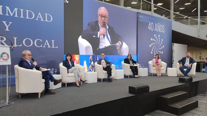 El presidente de la Diputación de Huesca, Miguel Gracia, modera una mesa redonda en la jornada sobre los 40 años de la Federación Española de Municipios y Provincias (FEMP).