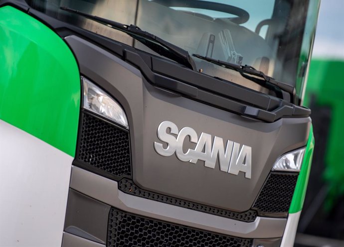 Archivo - Un camión Scania está aparcado en un aparcamiento. 09 de mayo de 2019, Brandeburgo, Schwedt.