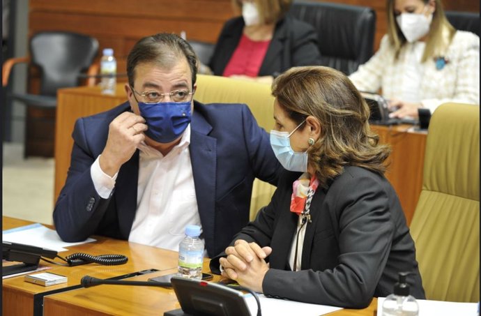 El presidente de la Junta, Guillermo Fernández Vara, y la vicepresidenta primera y consejera de Hacienda, Pilar blanco-Morales, antes dell pleno en el que se debate la enmienda a la totalidad de los PGEx de PP y Cs