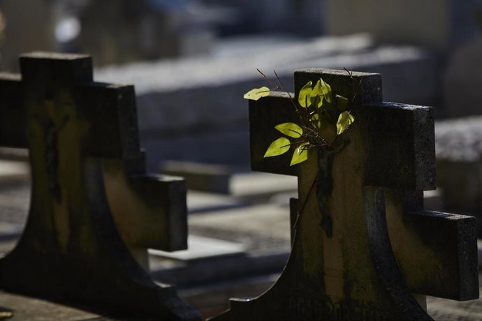 Archivo - Cruces cristianas en tumbas en el recinto del Cementerio de la Almudena,.