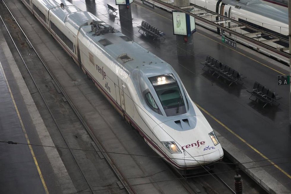 Archivo - Un tren AVE entra en un andén (archivo)