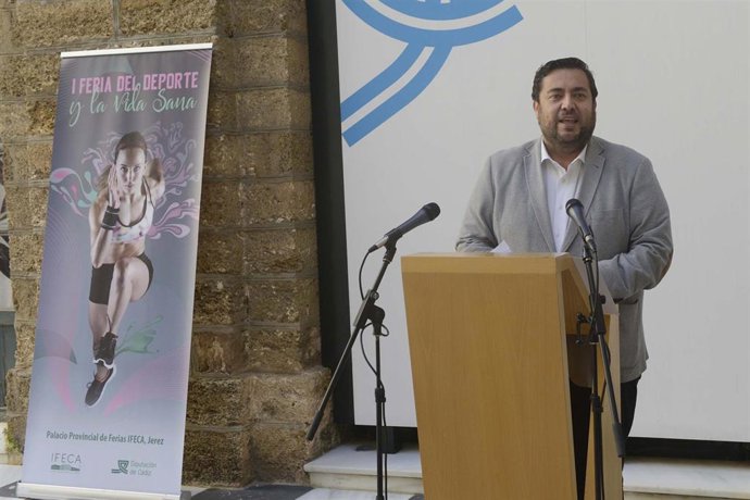 Archivo - Presentación de la I Feria del Deporte y la Vida Sana a cargo del diputado Jaime Armario.