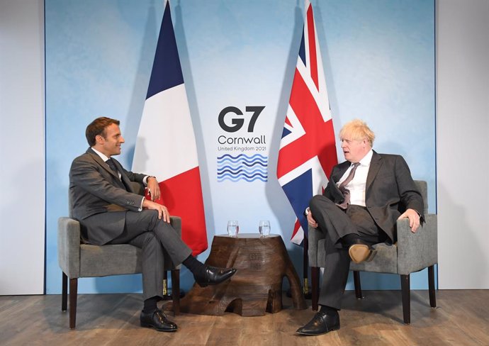 Archivo - 12 June 2021, United Kingdom, Carbis Bay: UK Prime Minister Boris Johnson (R)meets with French President Emmanuel Macron in a bilateral meeting on the sidelines of the G7 summit in Cornwall, which held from 11 to 13 June. Photo: Stefan Rousse