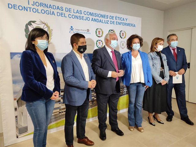 Catalina García (3d), en la inuaguración de las jornadas de enfermería.