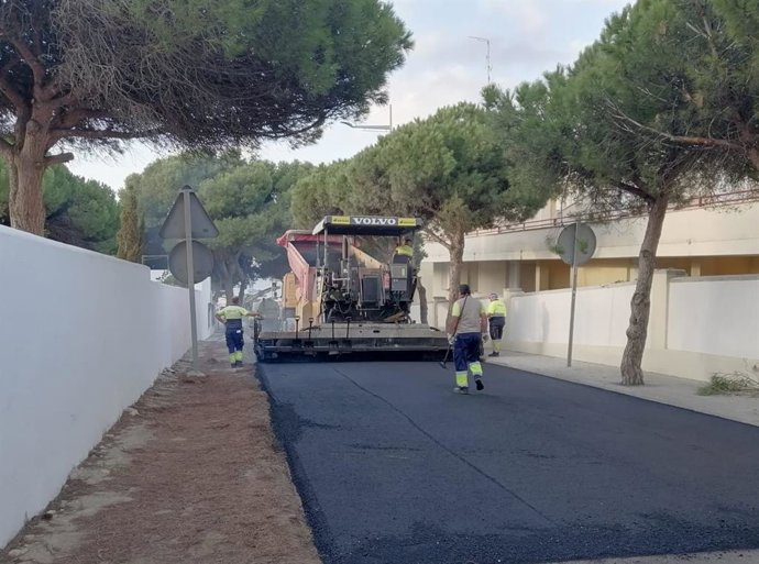 La Junta rehabilita el pavimento en varios tramos de la travesía de Los Caños de Meca.