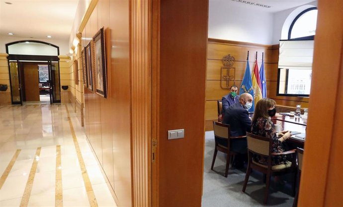 El presidente del Principado de Asturias, Adrián Barbón, preside la reunión del Consejo de Gobierno.