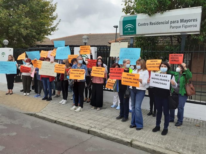 Concentración de trabajadores de la Residencia de Mayores Parque Figueroa en protesta por las "movilidades forzosas" del personal de limpieza y alojamiento.