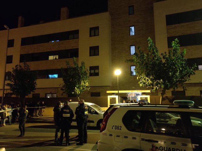 Agentes y vecinos las inmediaciones del edificio donde han detenido a un hombre como presunto asesino de un niño de 9 años, a 28 de octubre de 2021, en Lardero, La Rioja, (España)