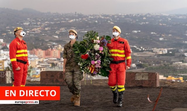 Varios militares participan en un homenaje a las personas fallecidas que se encuentran enterradas en cementerios afectados por la lava del volcán de Cumbre Vieja, a 1 de noviembre de 2021, en Los Llanos de Aridane, La Palma, Santa Cruz de Tenerife, Canari