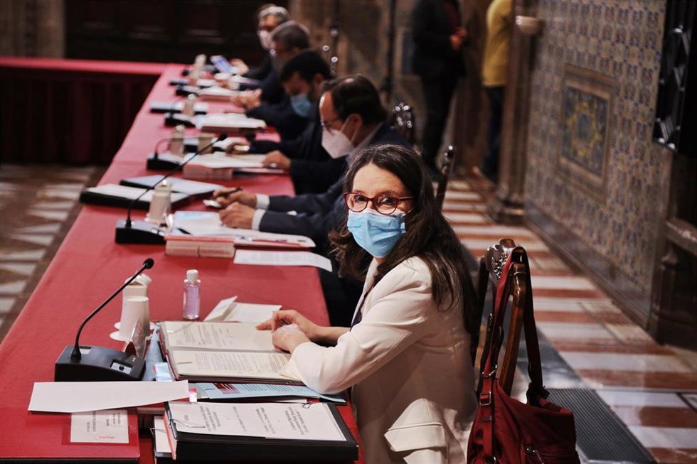 Archivo - El conseller d'Hisenda, Vicent Soler (2d), i la vicepresidenta i consellera d'Igualtat i Polítiques Inclusives, Mónica Oltra (1d), al costat d'altres consellers, en la reunió del Ple del Consell