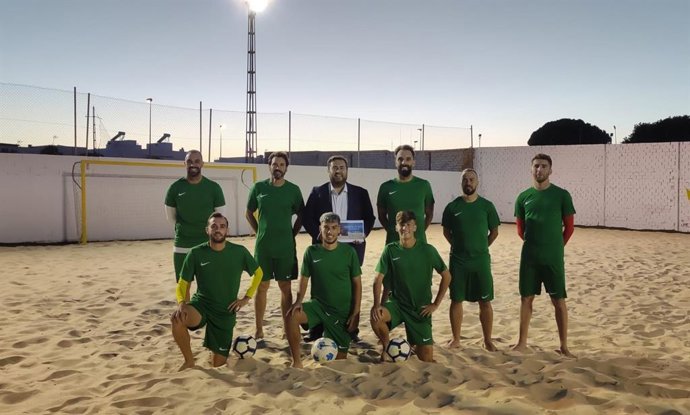 El responsable del área de Desarrollo de la Ciudadanía de Diputación, Jaime Armario, durante su visita a la Ciudad Deportiva Beach Sports.