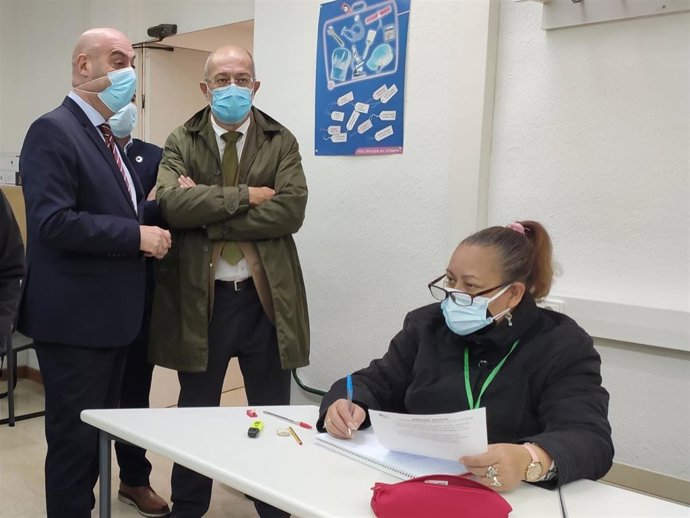 Francisco Igea (centro)este viernes en dependencias del Ecyl de Salamanca.