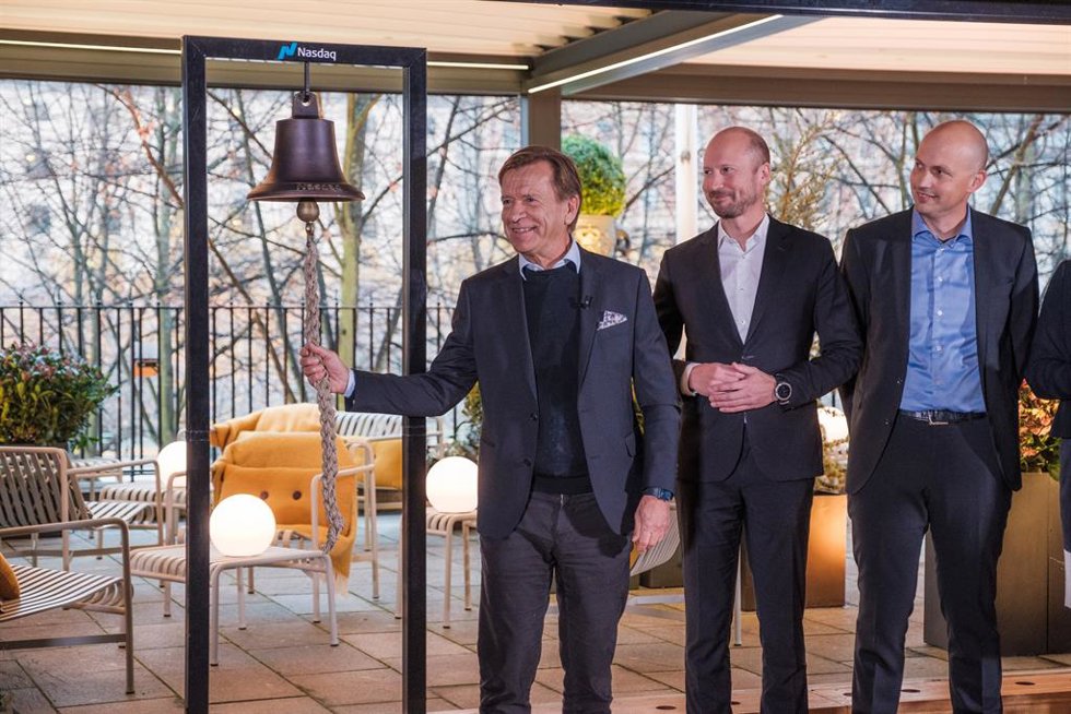 Archivo - Hkan Samuelsson, presidente y consejero delegado de Volvo Cars, toca la campana del Nasdaq