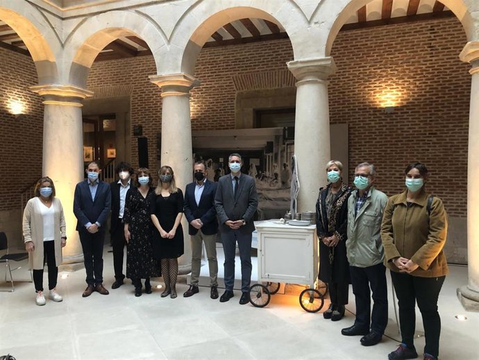 El director general de Cultura, Ignacio Apezteguía, y representantes del Museo del Carlismo, de Cruz Roja y del Hospital García Orcoyen.