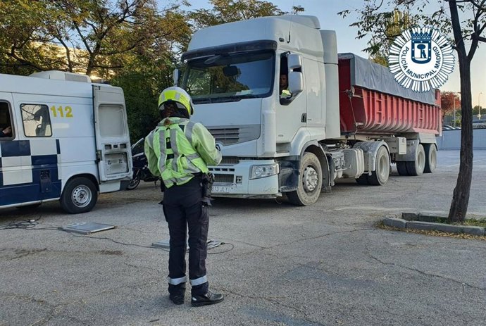 La Policía Municipal de Madrid en controles de vehículos y camiones en las obras del hospital 12 de Octubre de Madrid