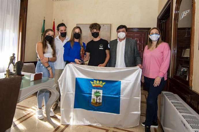El alcalde recibe en el Ayuntamiento al onubense Javier López, proclamado campeón del mundo de kite surf.