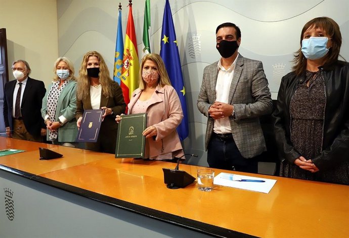 Archivo - Imagen del acto de la firma de cesión de inmuebles para la construcción del Museo del Flamenco en Jerez