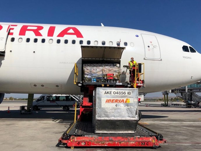 Iberia transporta más de 12 millones de flores en la Festividad de Todos los Santos