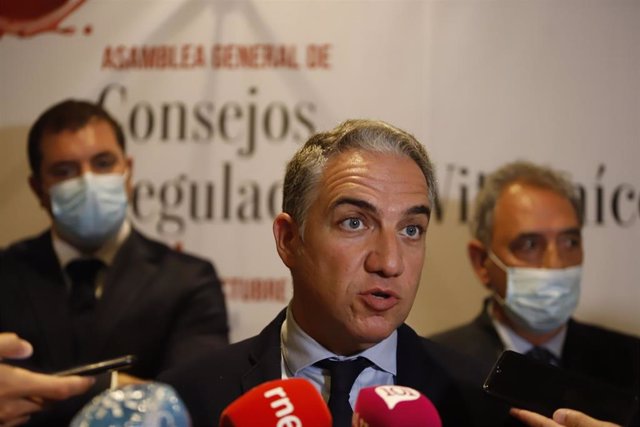 El consejero de la Presidencia, Administración Pública e Interior, Elías Bendodo, atiende a los medios después  de participar en la Asamblea de la Conferencia Española de Consejos Reguladores Vitivinícolas a 29 de octubre 2021 en el Centre Pompidou, Málag