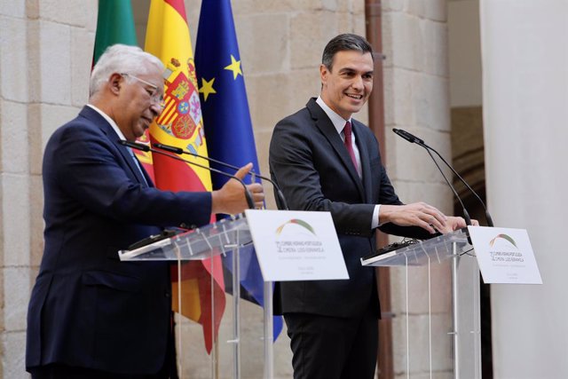 El primer ministro de Portugal, Antonio Costa (i) y el presidente del Gobierno, Pedro Sánchez (d), comparecen en rueda de prensa, en la XXXI Cumbre Hispano-Portuguesa, a 28 de octubre de 2021, en Trujillo, Cáceres, Extremadura (España).